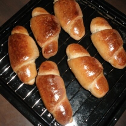 初めてのロールパン作り。米粉パンも初めてです。成型のコツがうまくつかめず、巻きが少ないですね>_<
小麦粉よりも歯切れがよく、美味しかったです♪